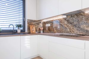 Biele striekané dvierka AREDO - BAKO interier