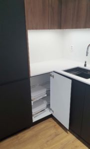 Čierne matné striekané dvierka AREDO - Kuchyne Bednár