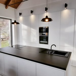 Biele hladké striekané dvierka AREDO - TRIVO interiors