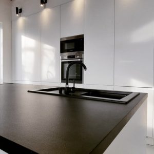 Biele hladké striekané dvierka AREDO - TRIVO interiors