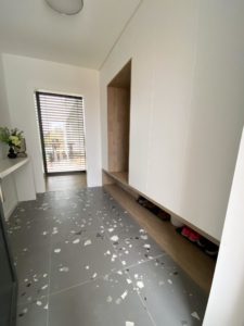 Biele hladké striekané dielce AREDO použité na vstavanej skrini - TRIVO interiors