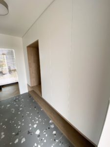Biele hladké striekané dielce AREDO použité na vstavanej skrini - TRIVO interiors