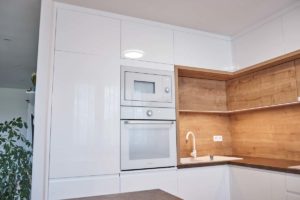 Biele lesklé striekané dvierka AREDO - Kazuli Furniture