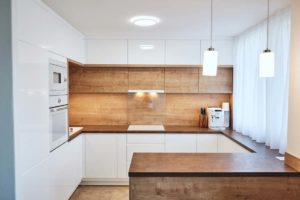 Biele lesklé striekané dvierka AREDO v kuchyni - Kazuli Furniture